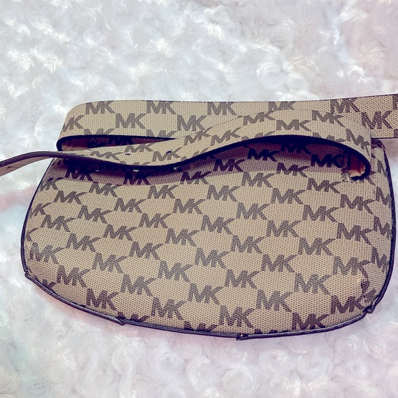 NEW | MK belt bag. Gold hardware. Size S/M. Zip closure. Inside slip pocket. - Picture 3 of 8